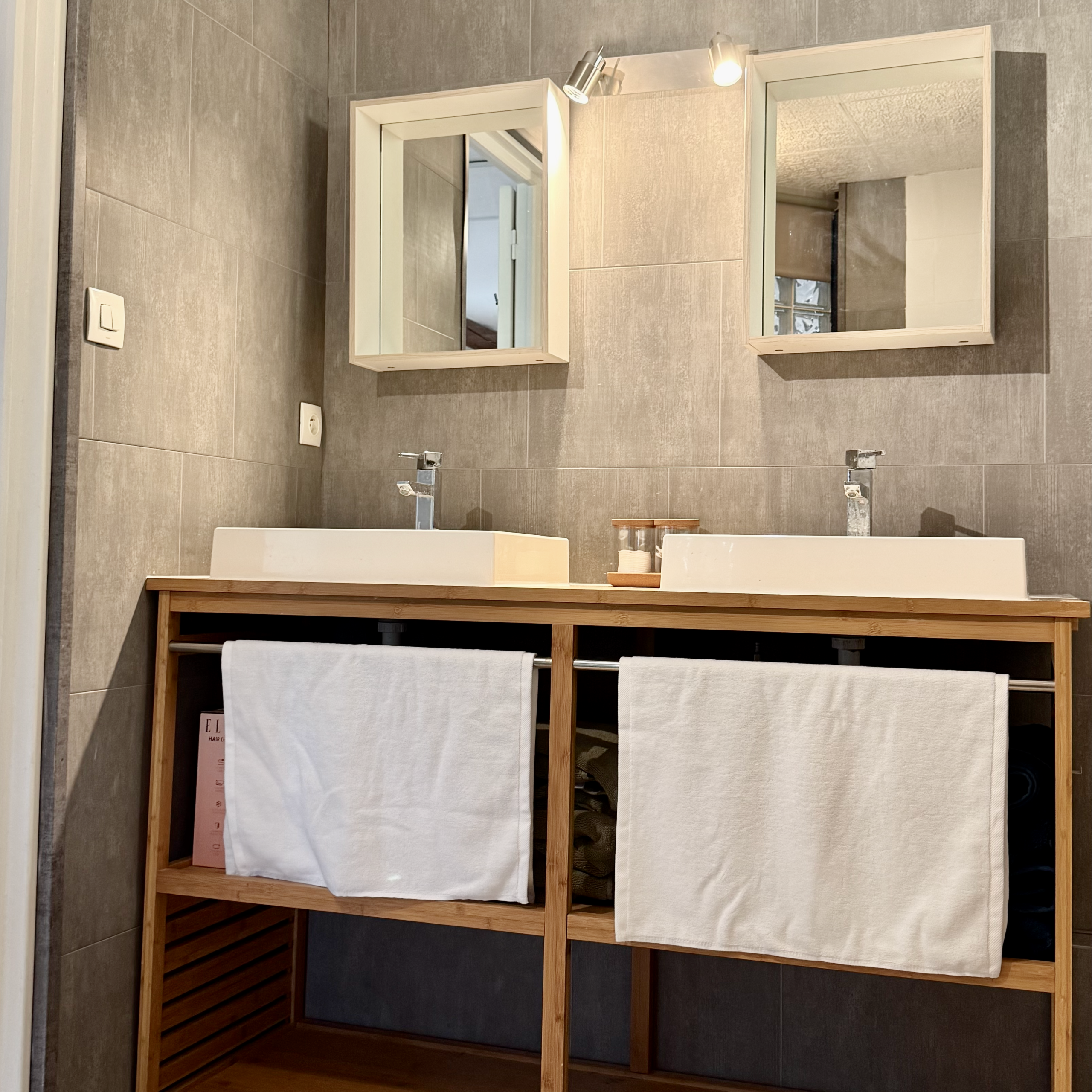 Salle de bain avec double vasque