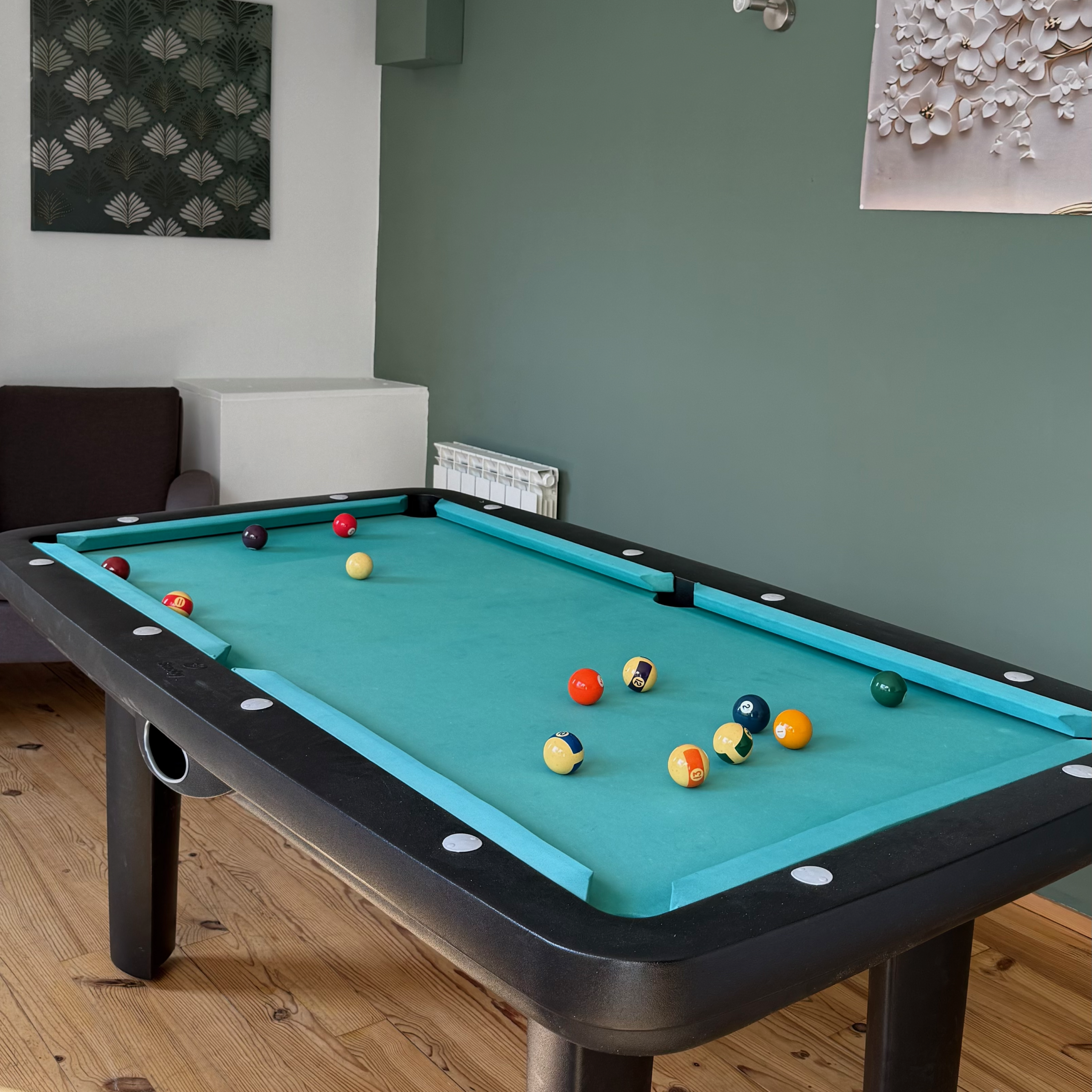 Table de billard dans la salle de jeux de la maison de vacances dans la Marne