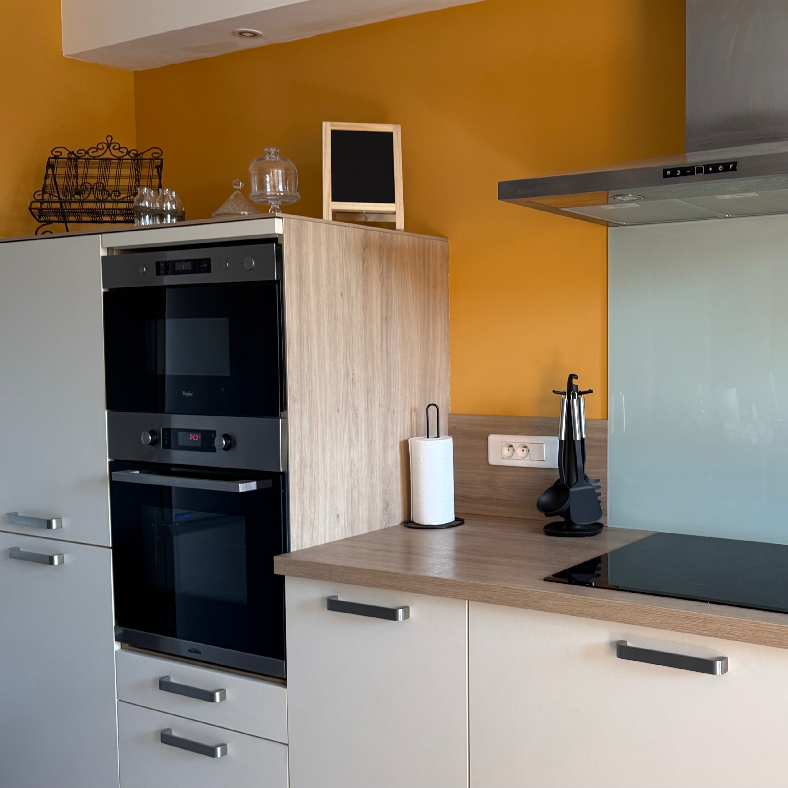 Cuisine équipée avec four, plaques de cuisson et électroménager
